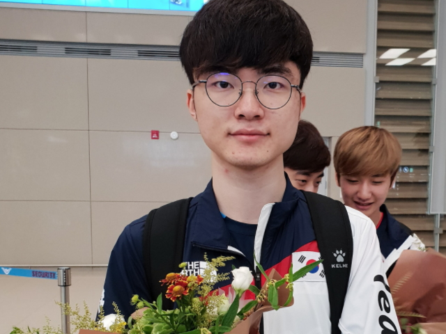 包含波尔图官宣签约备战意大利杯Faker遭遇十五连败之后，风云突变上海申花窗口期官宣签约的词条